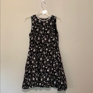 5/$15 ‼️  Black & White Floral Swing Keyhole Neck Dress